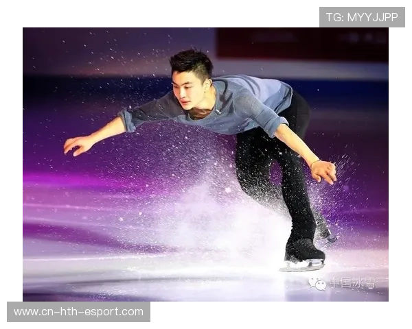 花样滑冰男单选手服装被风吹裂仍完美完成动作